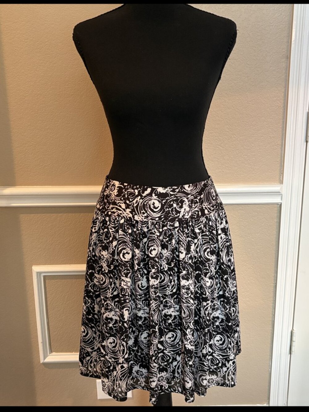 Peter Nygard Petite Fully Lined Patterned Pleated Skirt Size 4